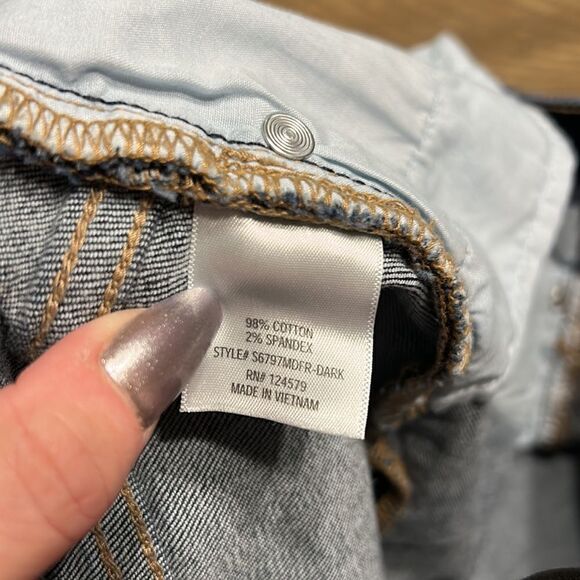 Francesca’s Harper stretch denim shorts size 28. Cut off, slightly distressed. - Picture 4 of 10